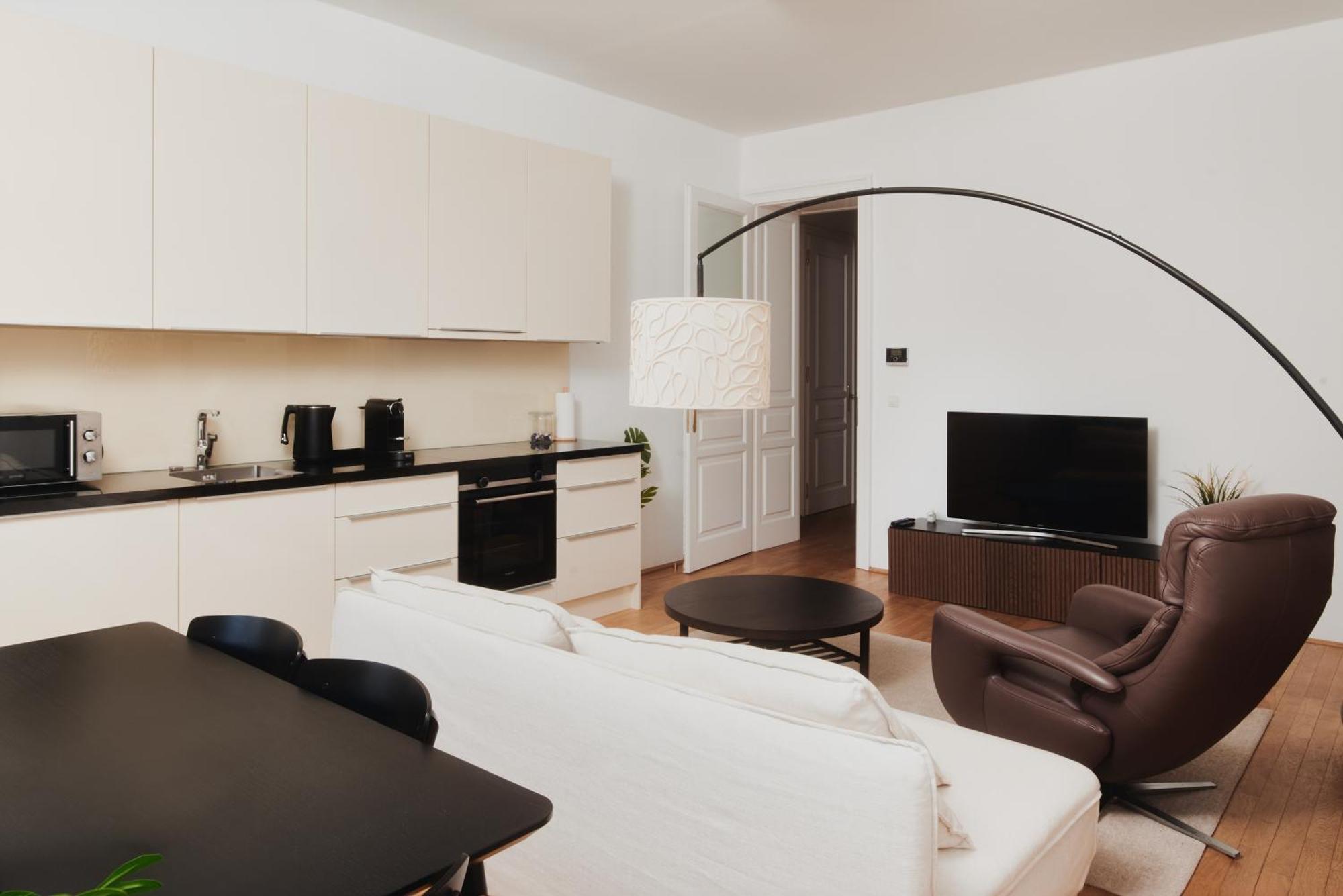 Stylish Designer At The Center Of Naschmarkt Apartment Wien